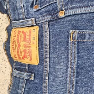 Mens Levi jeans.  Size 32 x 34. Like new.